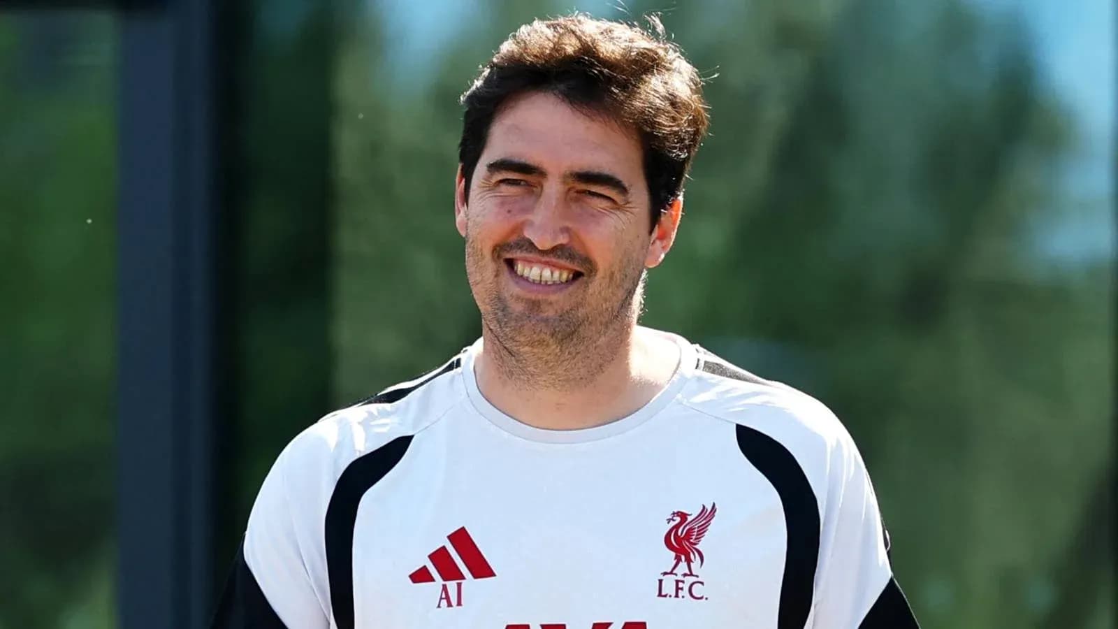 Entrenador de Liverpool sonriendo durante la sesión