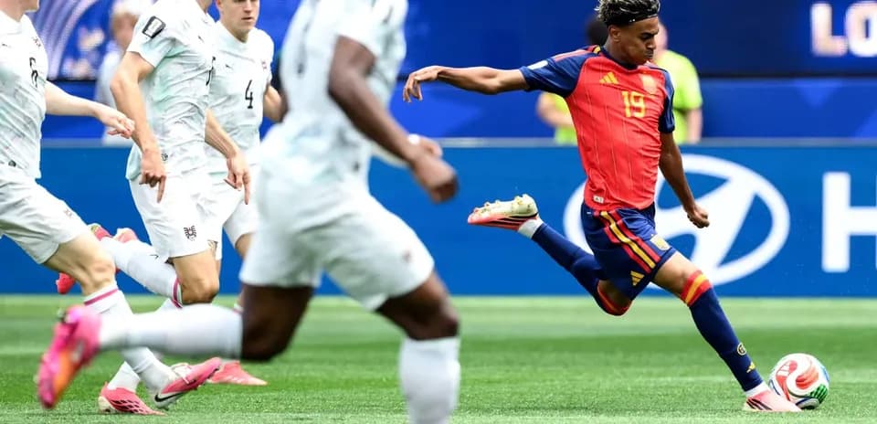 Jugador de España disparando a puerta