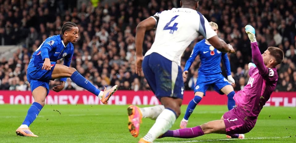 Un jugador de Chelsea dispara a portería