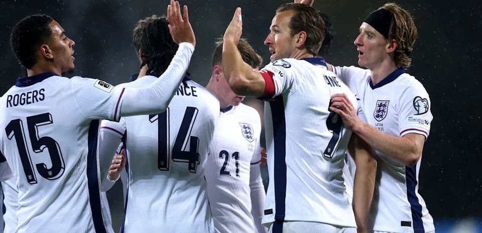 Jugadores de Inglaterra celebrando un gol juntos