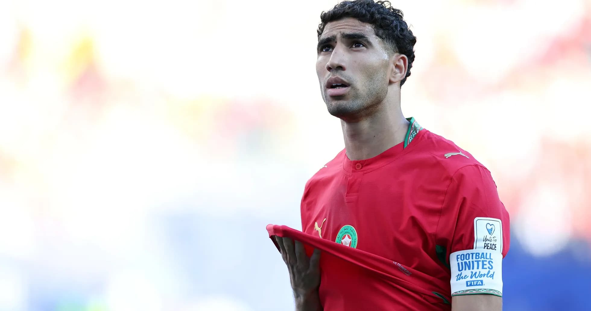 Jugador de Marruecos ajustando su camiseta en el campo
