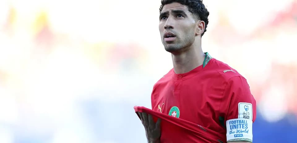 Jugador de Marruecos ajustando su camiseta en el campo