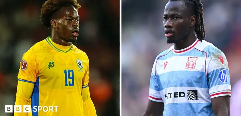 Dos jugadores de fútbol en diferentes camisetas durante partido