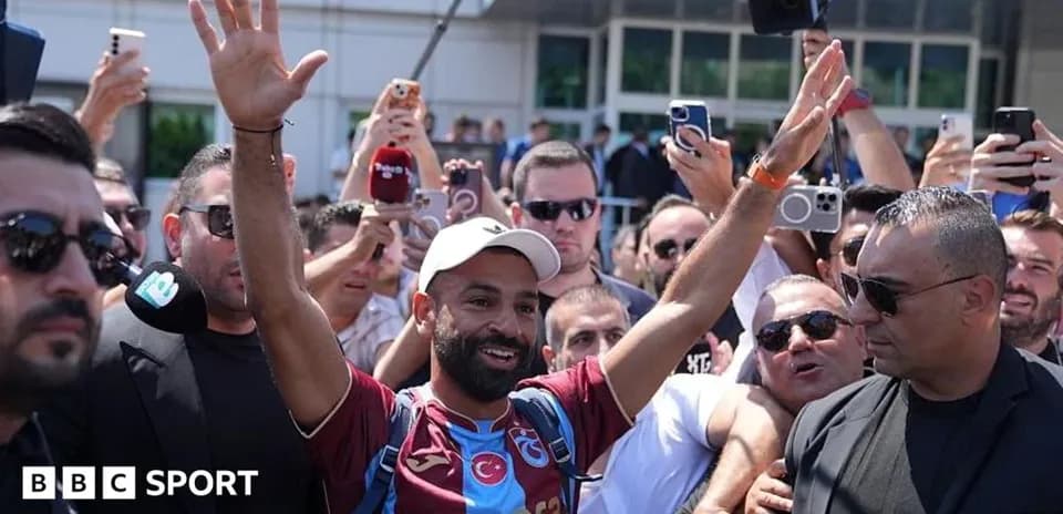 Jugador saludando a aficionados durante llegada a evento