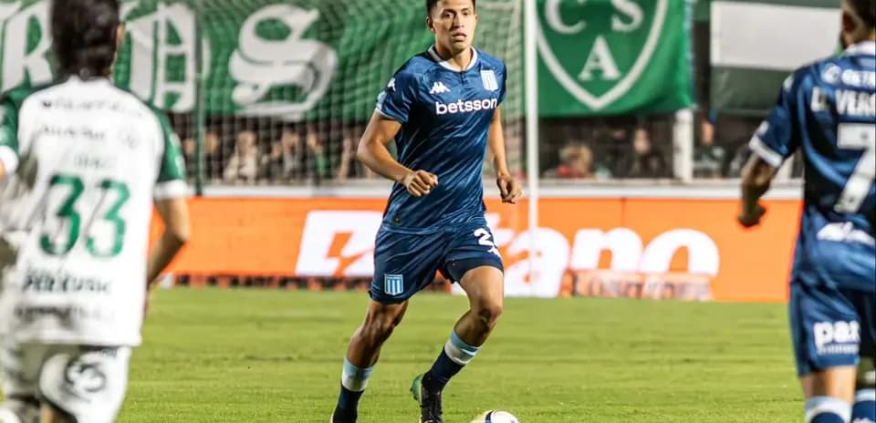 Jugador de Racing Club corriendo en el partido