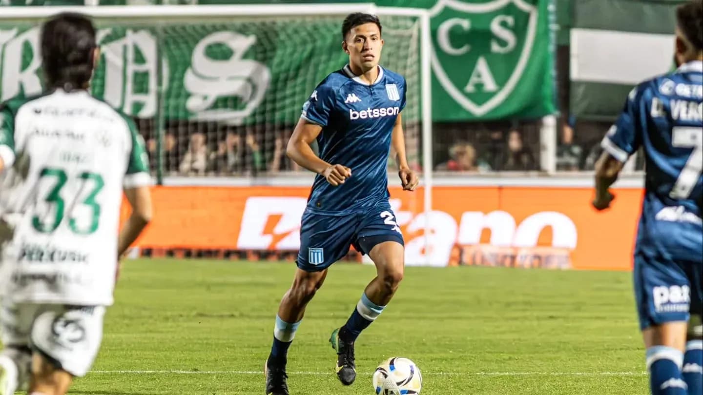 Jugador de Racing Club corriendo en el partido