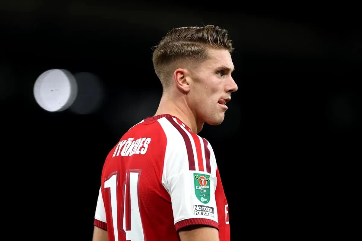 Jugador con camiseta roja en el campo de fútbol