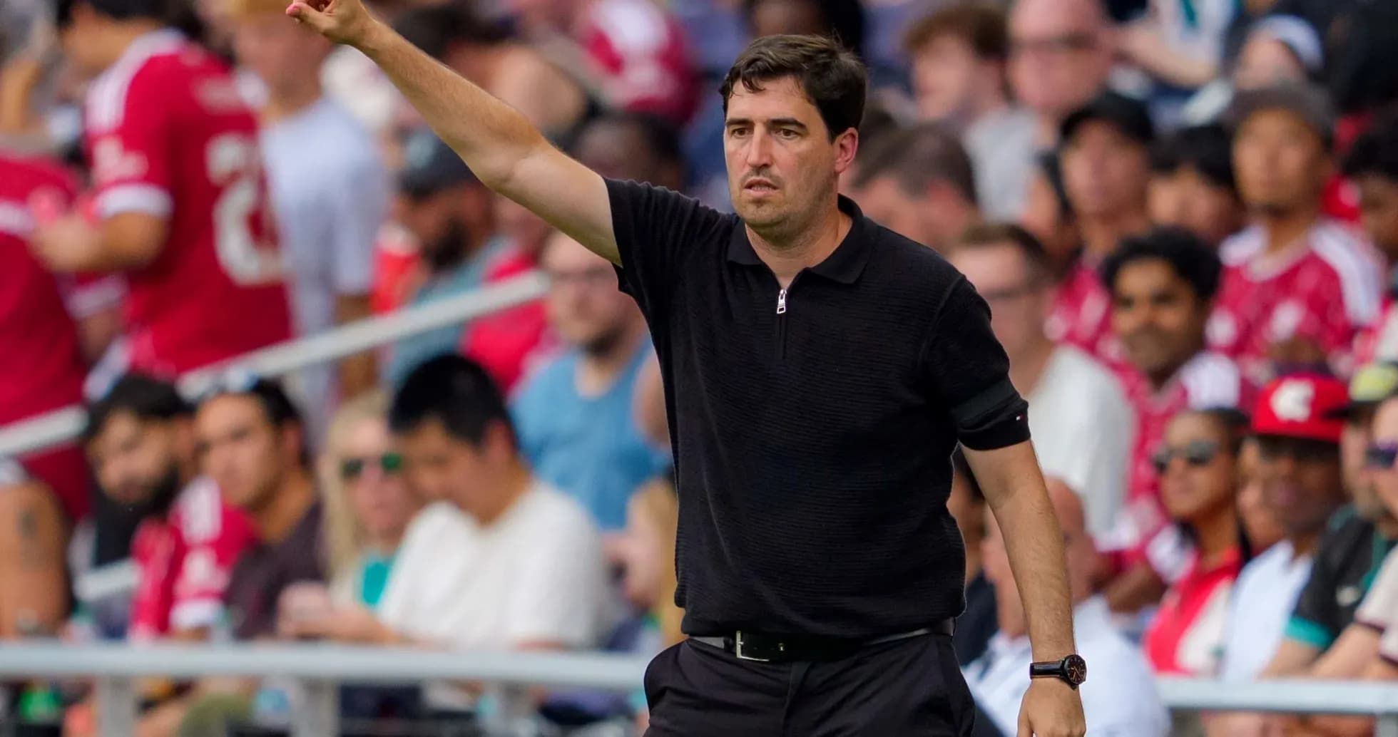Entrenador dirigiendo desde la línea de banda