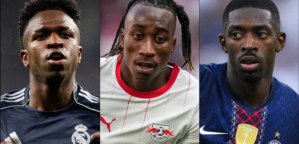 Tres jugadores de fútbol en acción durante el partido