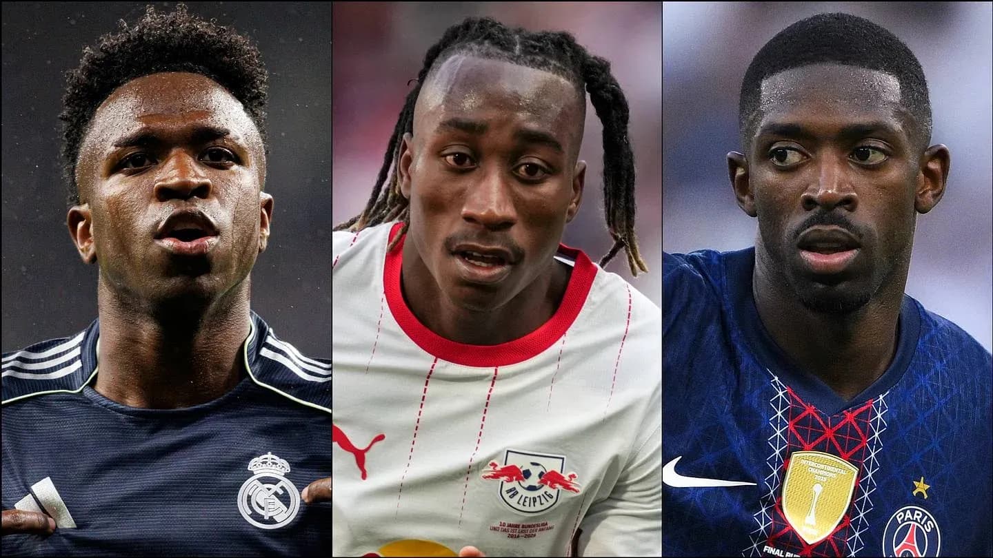 Tres jugadores de fútbol en acción durante el partido