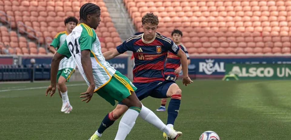Jugador de Real Monarchs desafiando a oponente