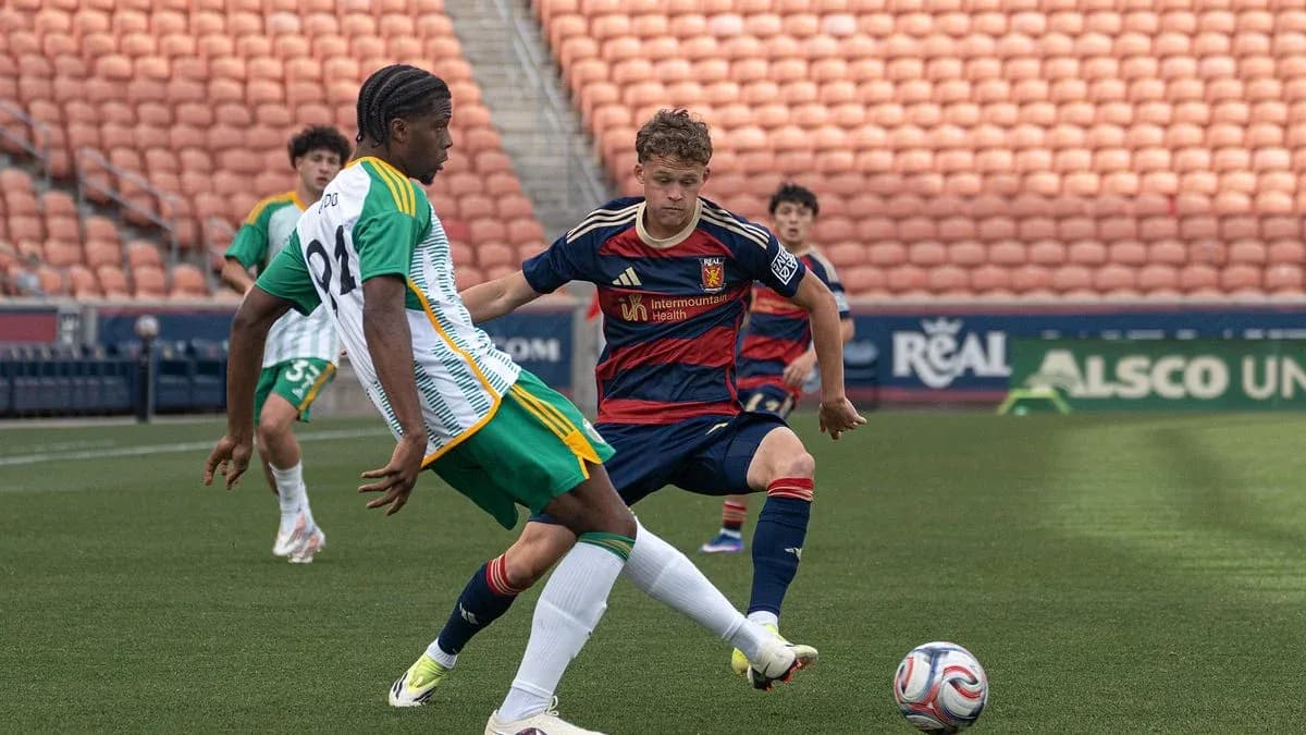 Jugador de Real Monarchs desafiando a oponente