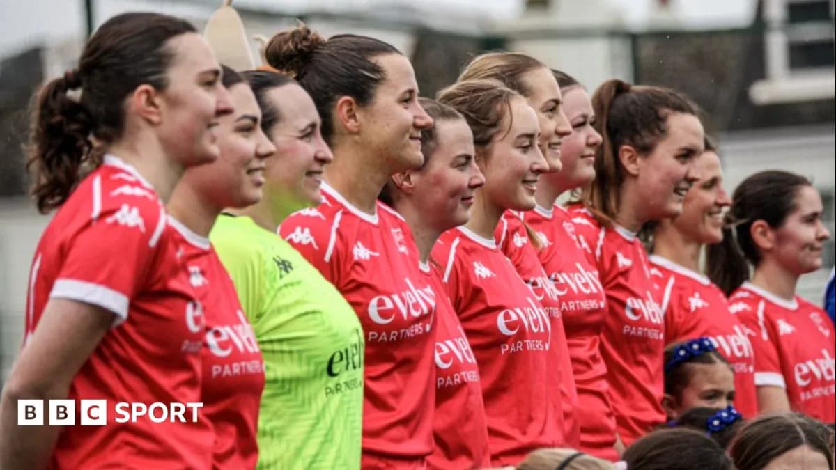 Equipo femenino posando en uniforme rojo en el campo