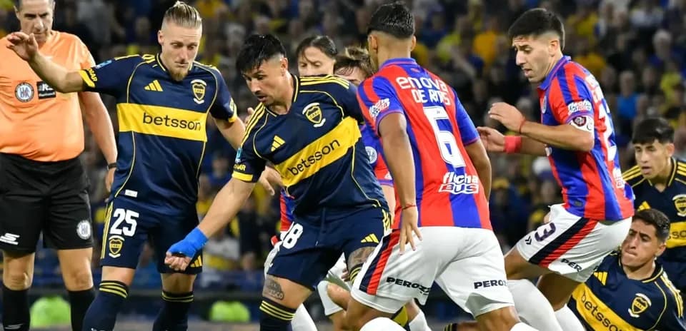Jugadores de Boca Juniors y San Lorenzo en acción