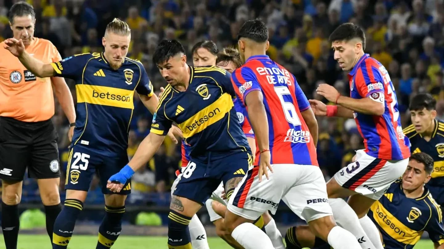 Jugadores de Boca Juniors y San Lorenzo en acción