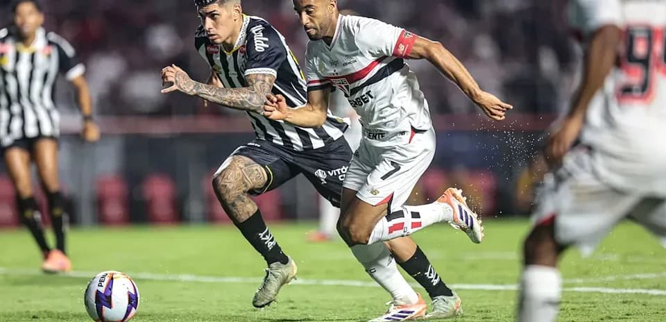 Jugadores de Atletico Paranaense y Atletico-MG en acción