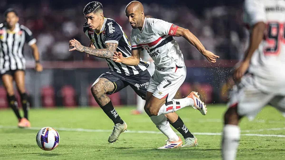 Jugadores de Atletico Paranaense y Atletico-MG en acción