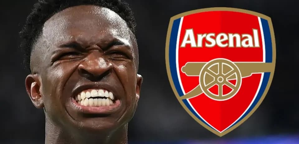 Jugador sonriendo con logo de Arsenal de fondo
