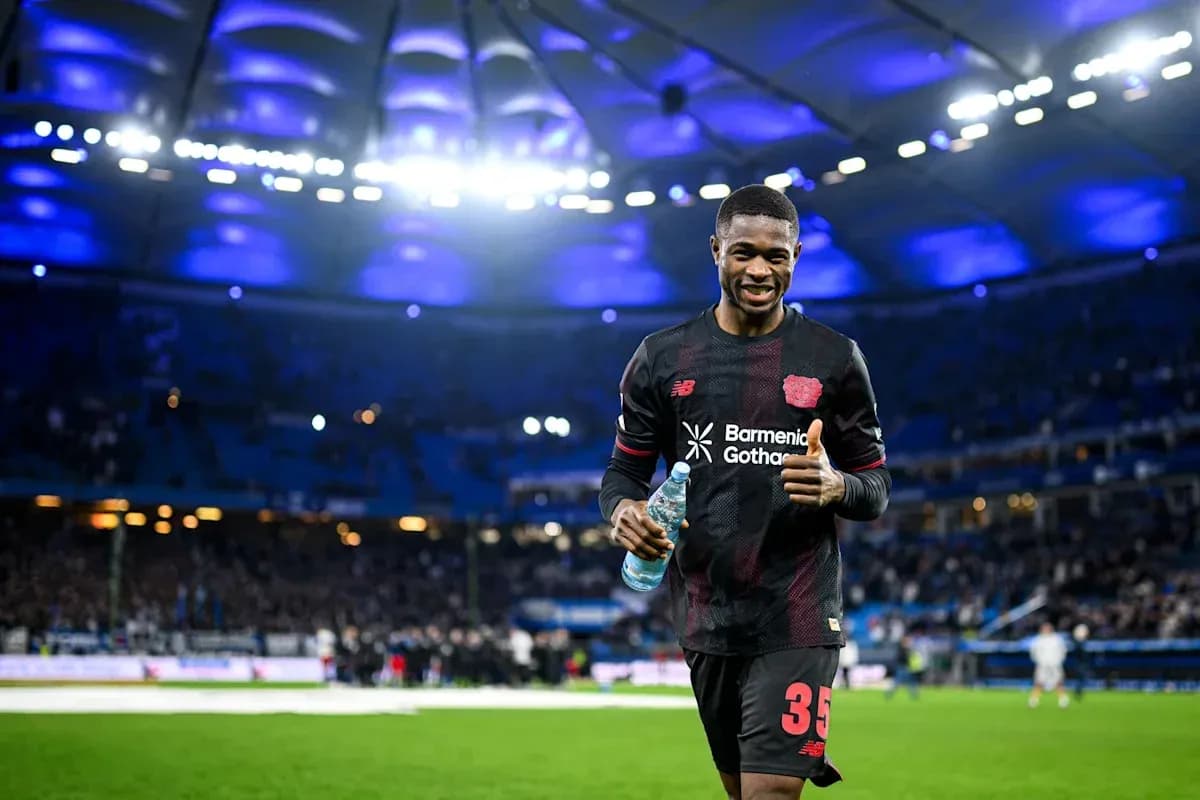 Jugador sonriente sosteniendo botella de agua en campo
