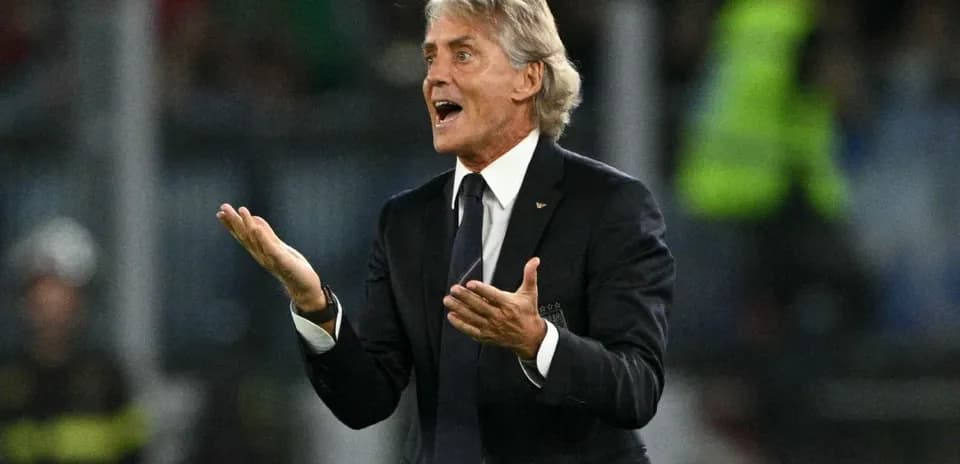 Entrenador gesticulando en el banquillo durante el partido
