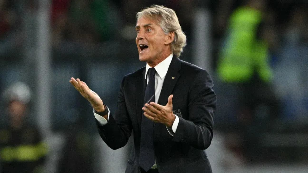 Entrenador gesticulando en el banquillo durante el partido