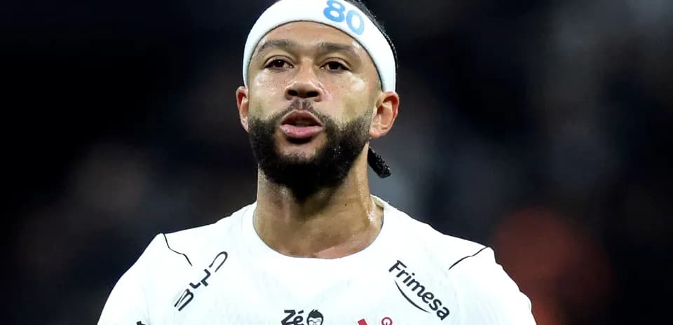 Jugador con camiseta blanca en el campo