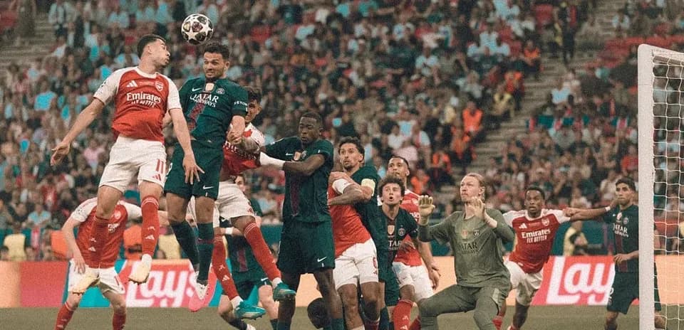 Jugadores compiten por el balón en el área