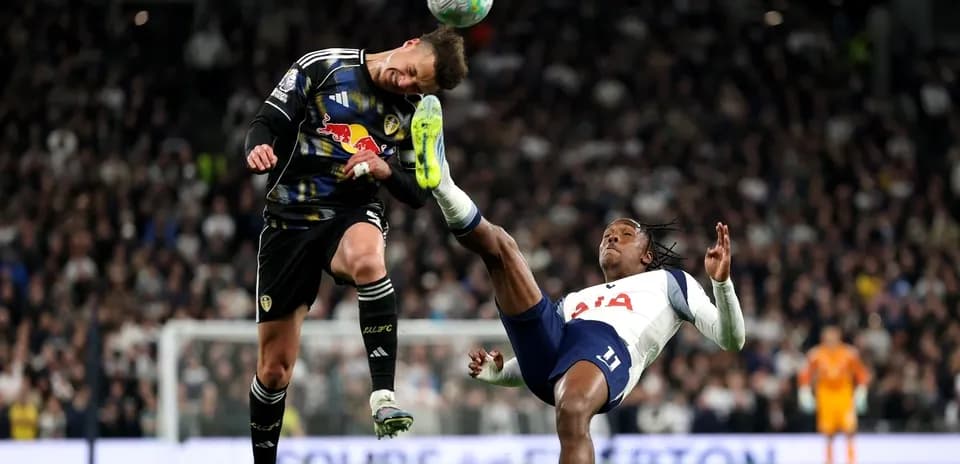 Portero de Leeds United evitando un golpe en el partido