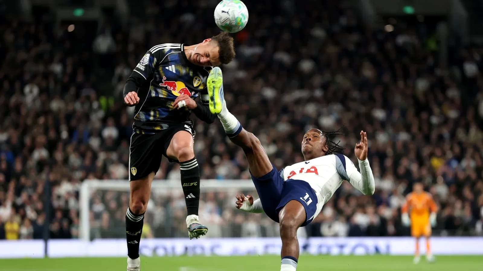 Portero de Leeds United evitando un golpe en el partido