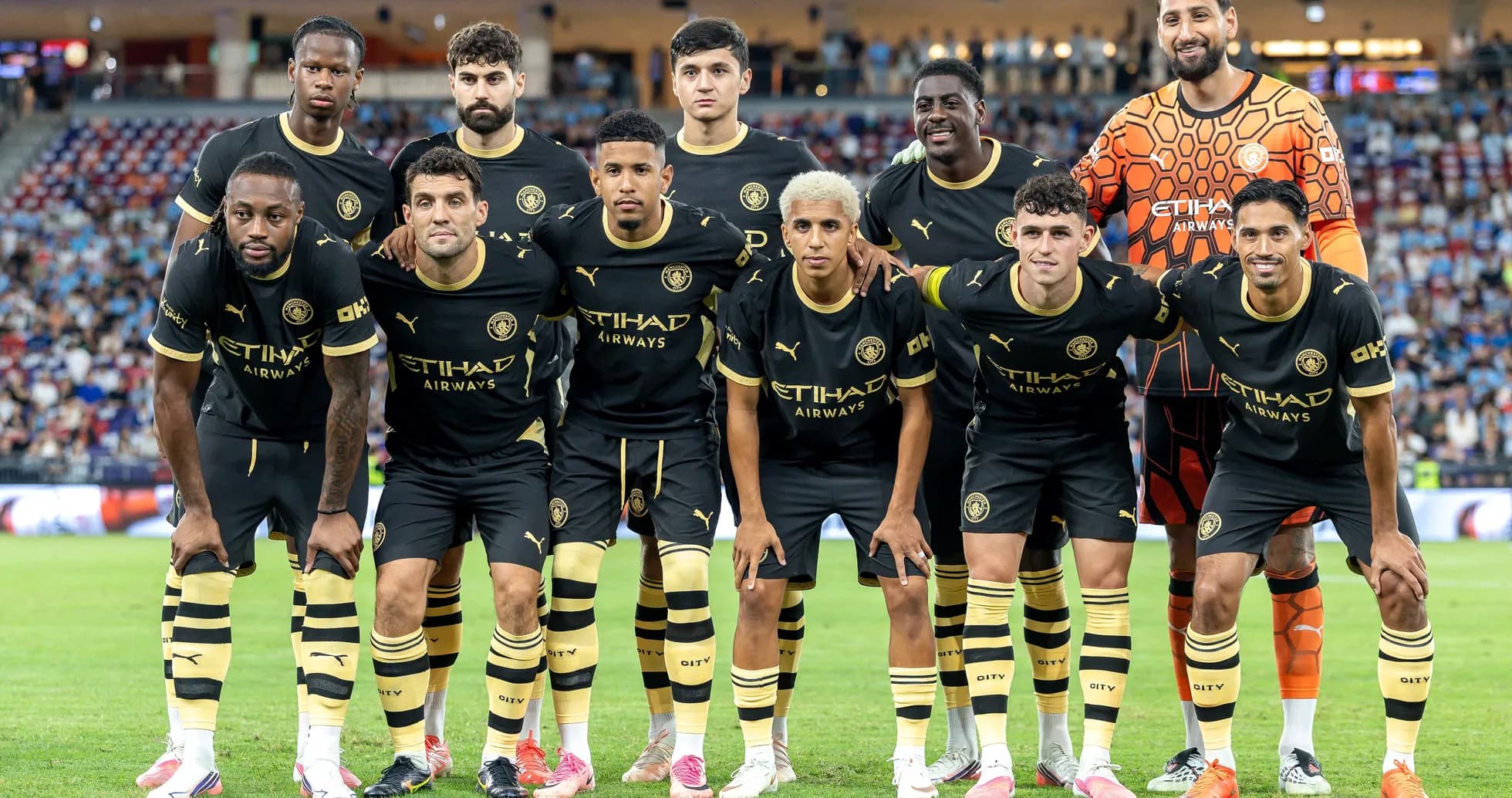 Equipo de fútbol posando en el campo antes del partido
