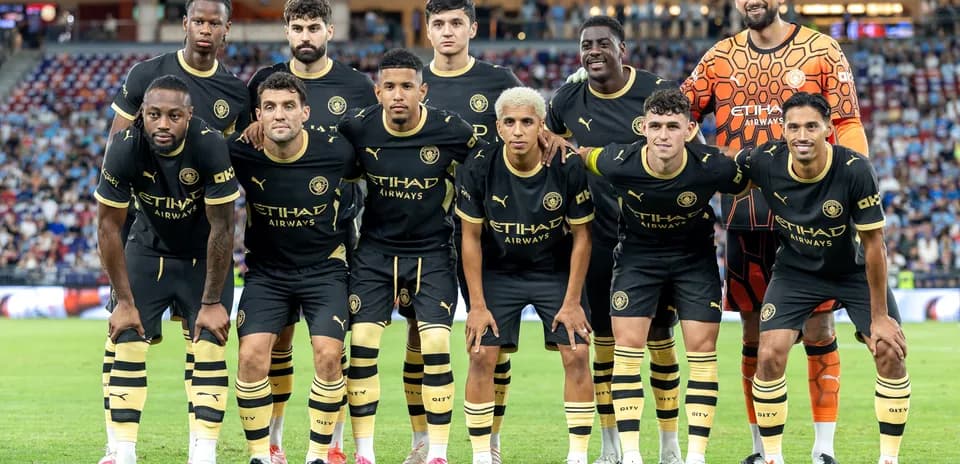 Equipo de fútbol posando en el campo antes del partido