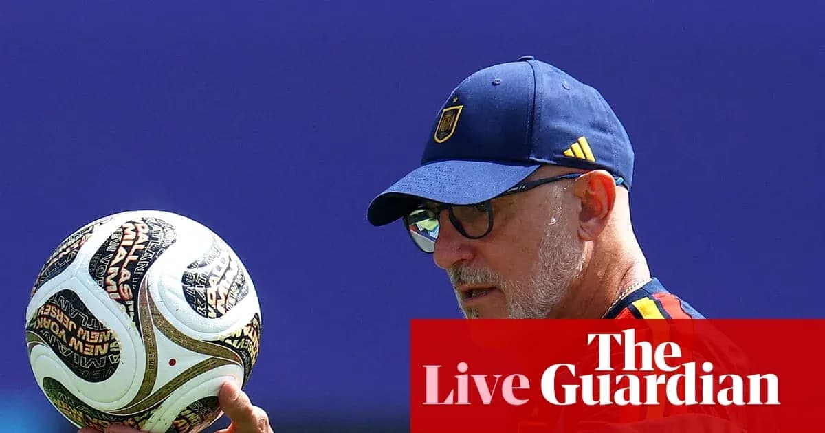Entrenador sosteniendo un balón de fútbol en entrenamiento