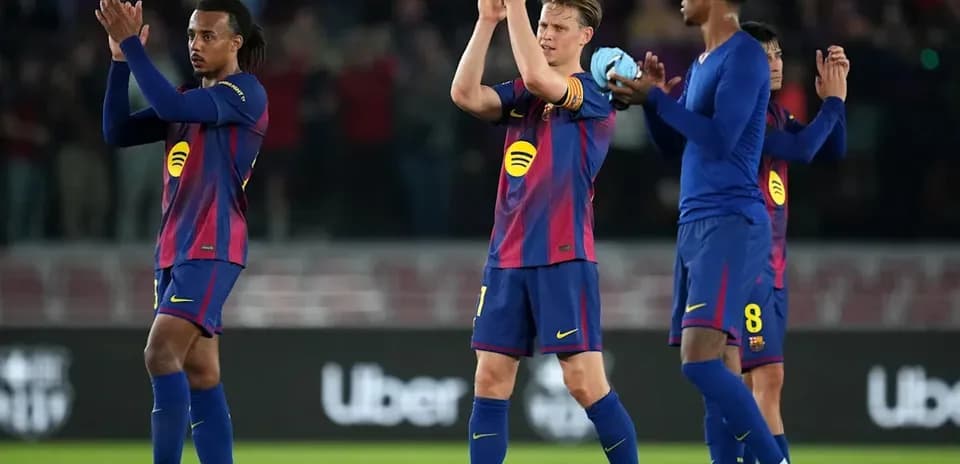 Jugadores del FC Barcelona aplaudiendo a la afición