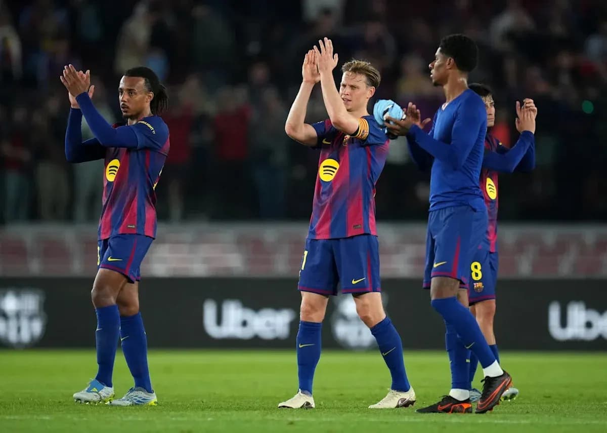 Jugadores del FC Barcelona aplaudiendo a la afición