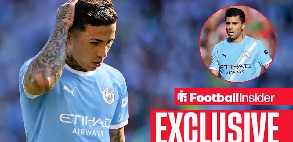 Jugador de Manchester City con camiseta azul pensativo