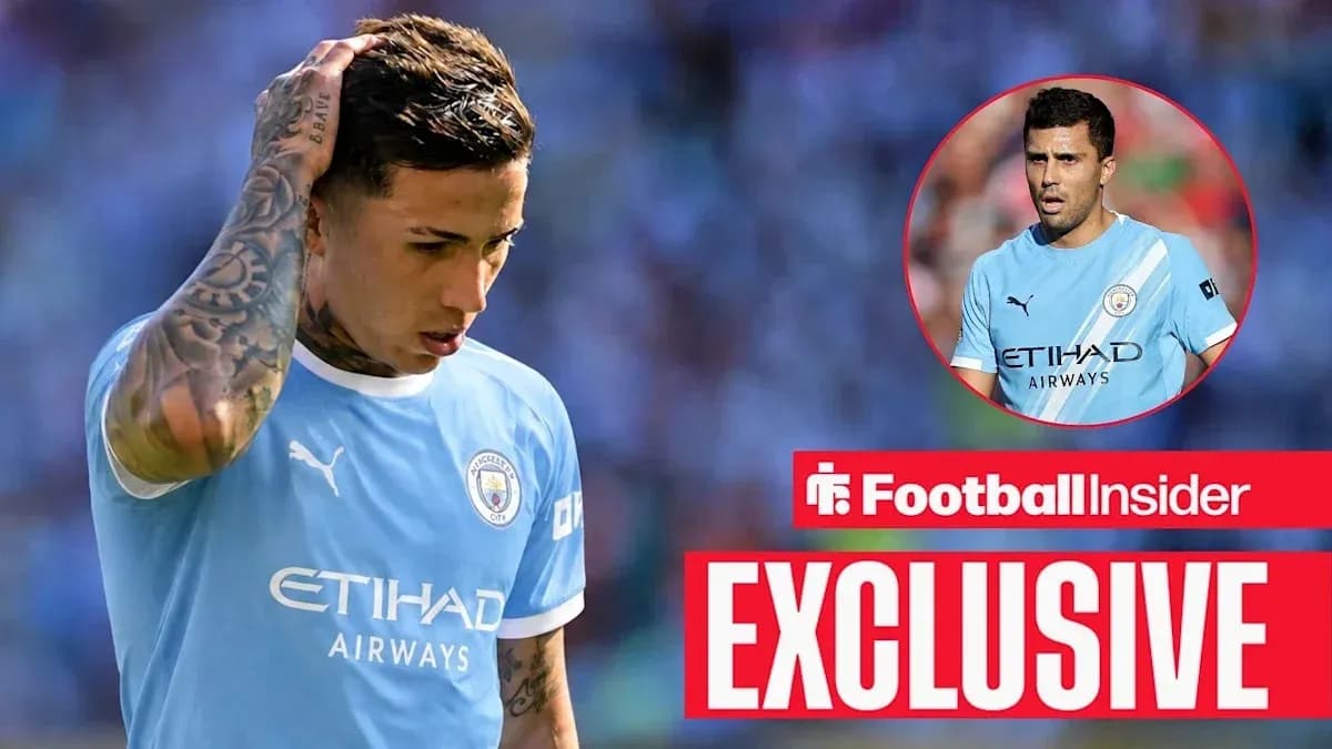 Jugador de Manchester City con camiseta azul pensativo