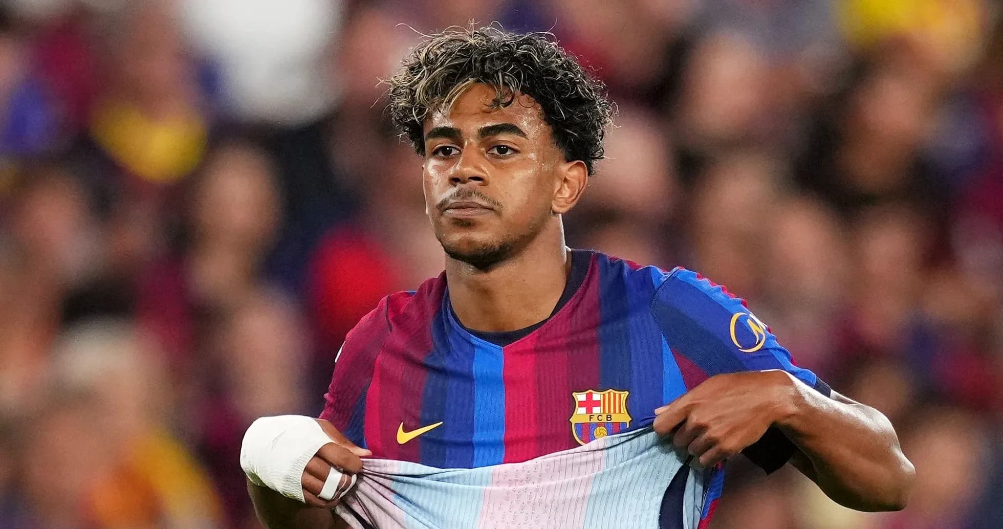 Jugador del FC Barcelona mostrando su camiseta en el campo