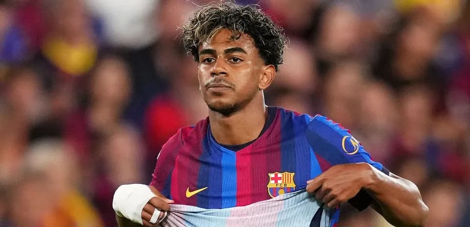 Jugador del FC Barcelona mostrando su camiseta en el campo