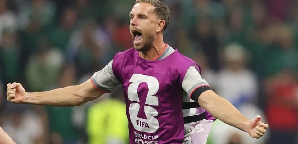 Jugador celebrando con uniforme de calentamiento durante partido