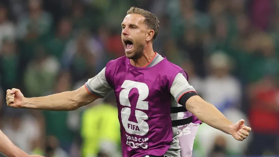 Jugador celebrando con uniforme de calentamiento durante partido