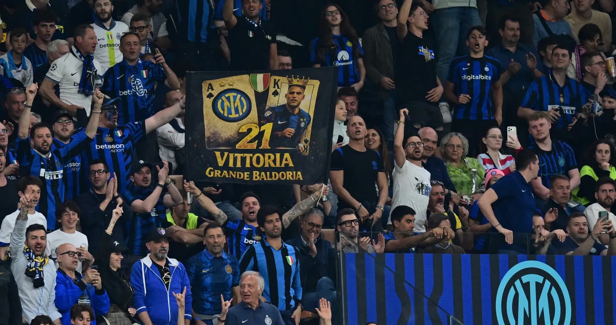 Aficionados de Inter celebrando en el estadio