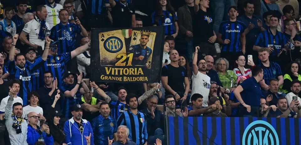 Aficionados de Inter celebrando en el estadio