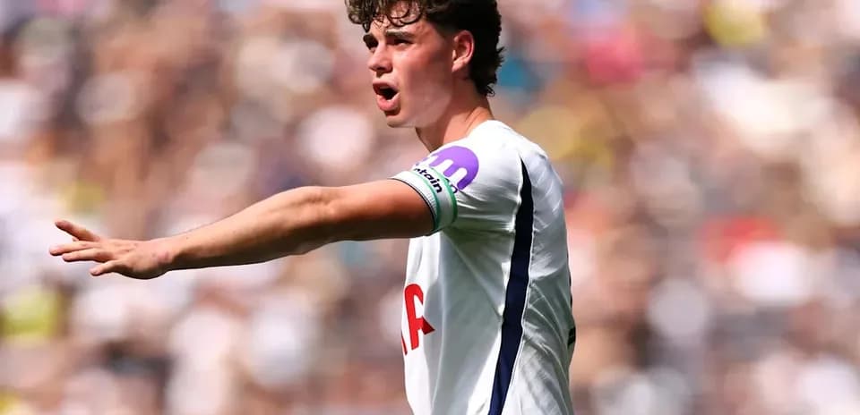 Jugador de Tottenham dirigiendo al equipo en el partido