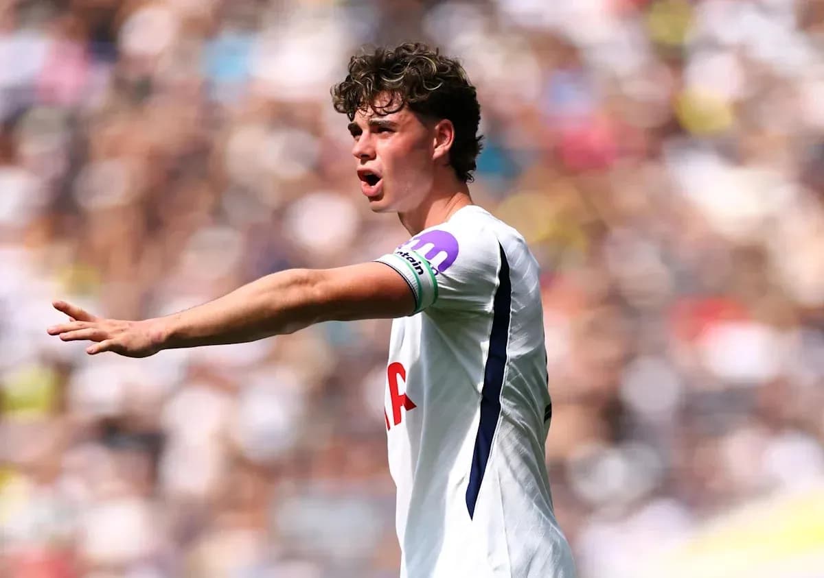 Jugador de Tottenham dirigiendo al equipo en el partido