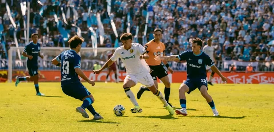 Jugadores de Racing Club y Aldosivi en acción