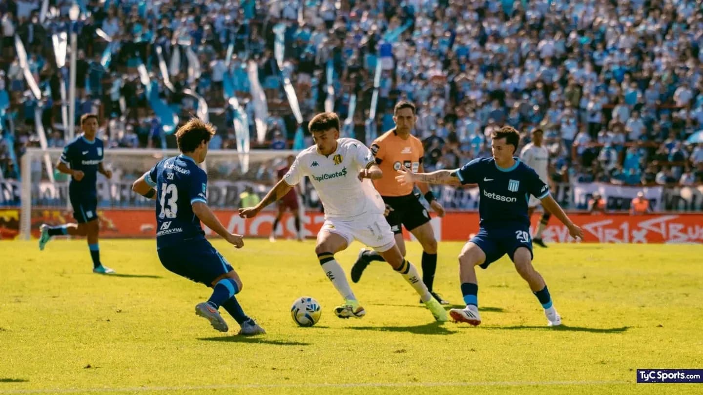 Jugadores de Racing Club y Aldosivi en acción