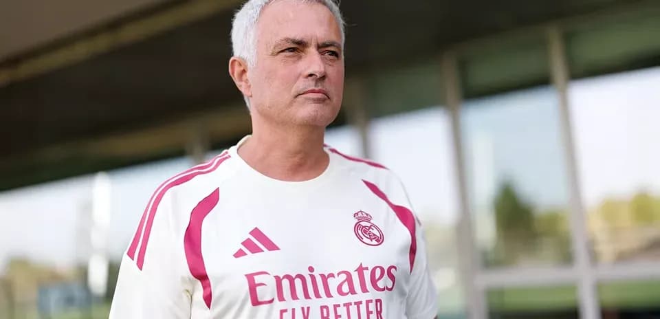 Entrenador de fútbol con camiseta del Real Madrid