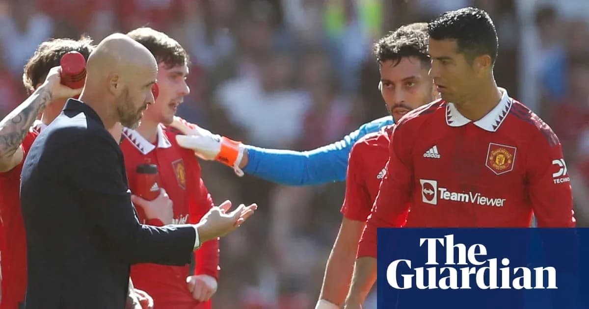 Entrenador hablando con jugadores de Manchester United en el campo