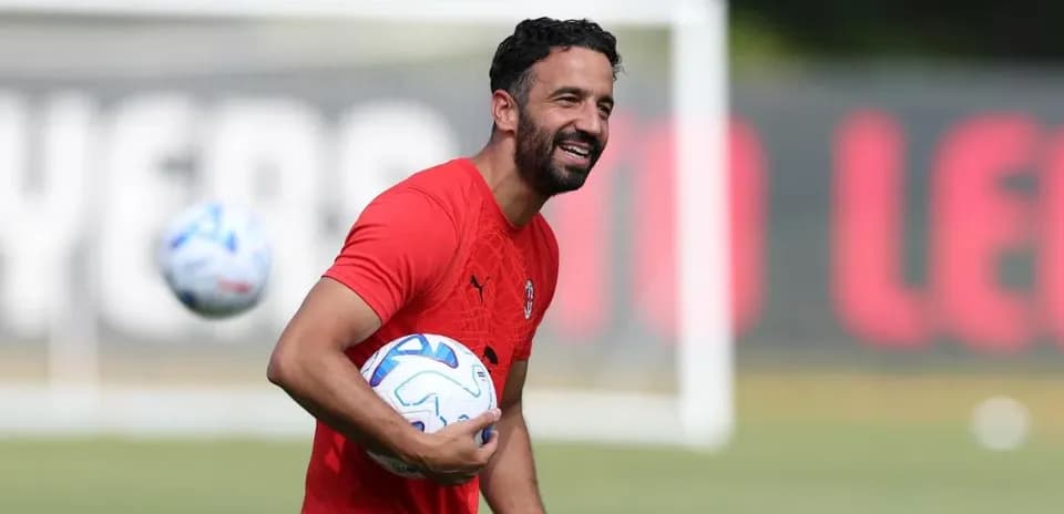 Jugador sosteniendo balones durante sesión de entrenamiento