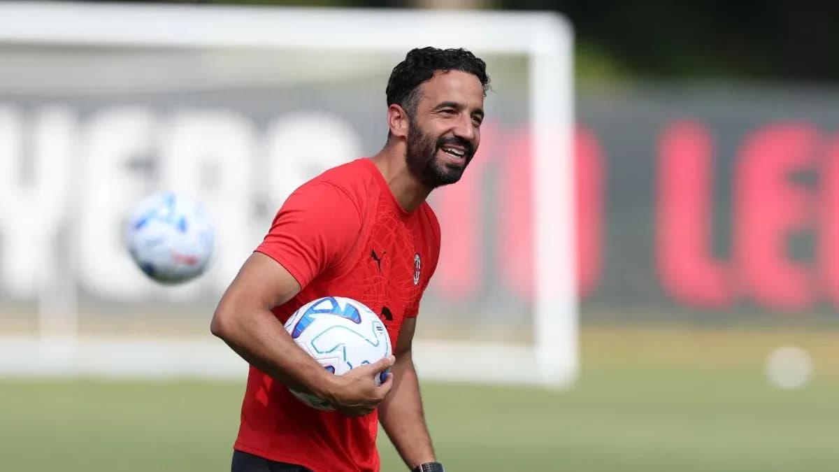 Jugador sosteniendo balones durante sesión de entrenamiento